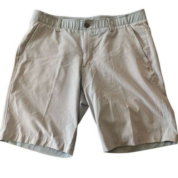 Under Armour gray size 36 Loose Heat Gear shorts tiny flaw on back of shorts - Picture 1 of 8